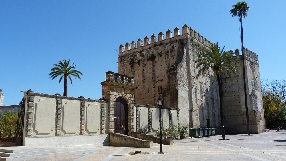 Alcázar de Jerez desde la Alameda Vieja, murallas y torres al atardecer
